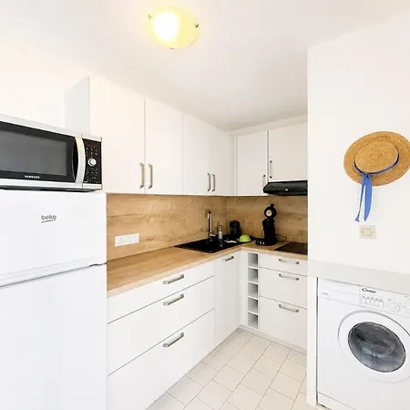 Appartement 2 Pièces à Sète, 200m De La Plage, Parking Privé, Loggia Et Toutes Commodités - Fr-1-338-531